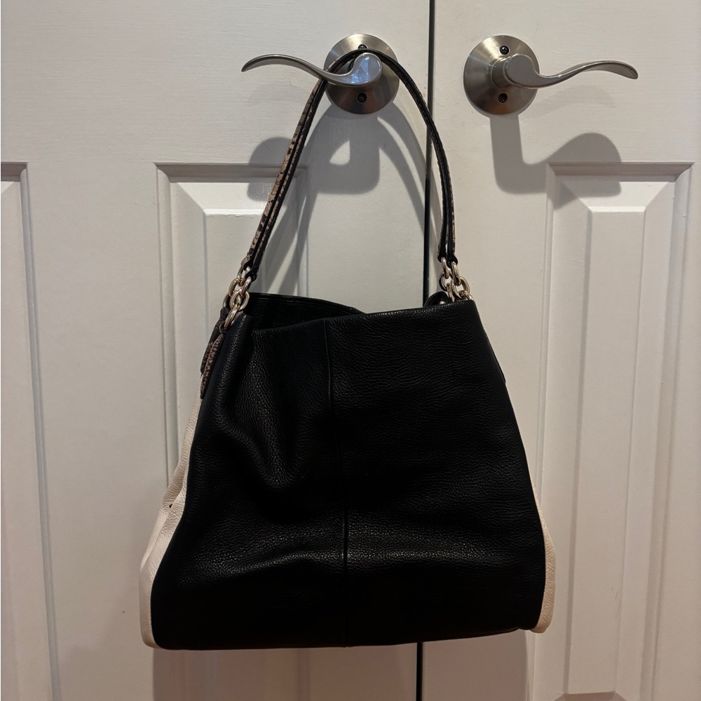 PRICE DROP💥Coach Black and Cream Shoulder Bag